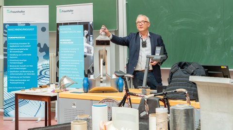 Studierende und Lehrende bei der Studiengangsvorstellung 2022