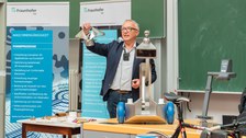 Studierende und Lehrende bei der Studiengangsvorstellung 2022