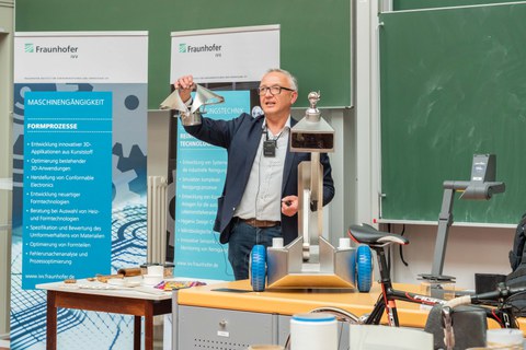 Studierende und Lehrende bei der Studiengangsvorstellung 2022