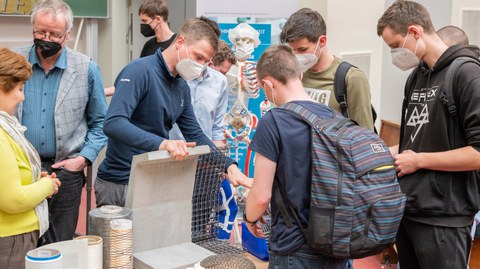 Studierende und Lehrende bei der Studiengangsvorstellung 2022