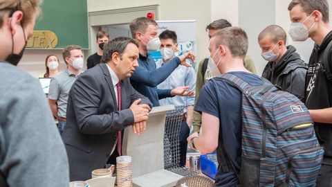 Studierende und Lehrende bei der Studiengangsvorstellung 2022