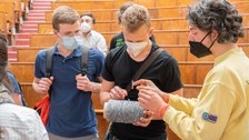 Studierende und Lehrende bei der Studiengangsvorstellung 2022