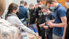 Studierende und Lehrende bei der Studiengangsvorstellung 2022