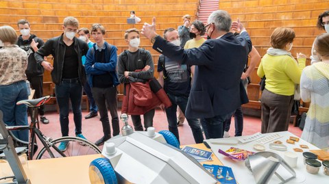 Studierende und Lehrende bei der Studiengangsvorstellung 2022