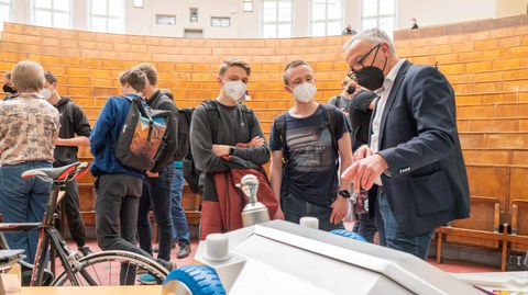 Studierende und Lehrende bei der Studiengangsvorstellung 2022