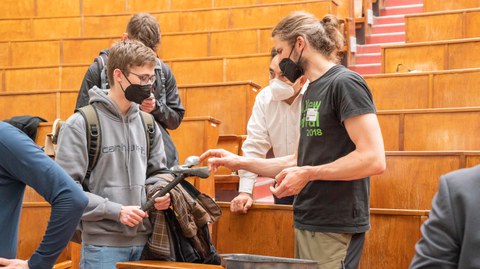 Studierende und Lehrende bei der Studiengangsvorstellung 2022