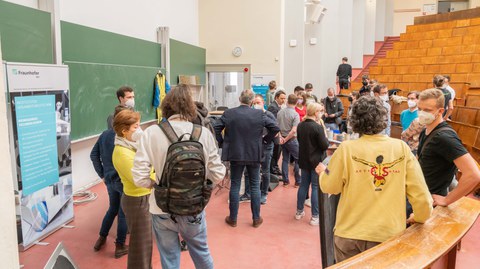 Studierende und Lehrende bei der Studiengangsvorstellung 2022