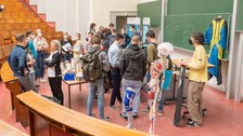 Studierende und Lehrende bei der Studiengangsvorstellung 2022