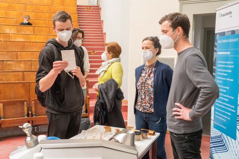 Studierende und Lehrende bei der Studiengangsvorstellung 2022