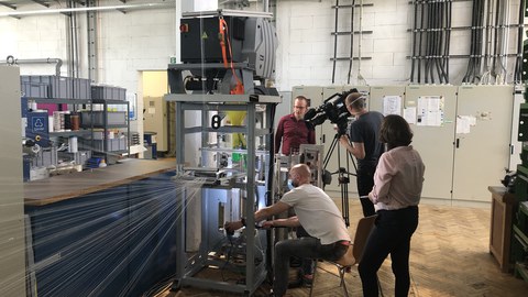 Foto mit Fernsehteam vom MDR RD für Aufnahmen in der Textilmaschinenhalle des ITM