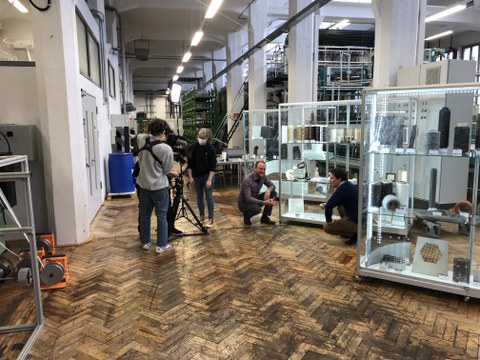 Foto mit Fernsehteam vom MDR für Aunahmen in der Textilmaschinenhalle des ITM