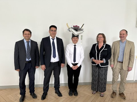 Foto: Promovend mit den Mitgliedern der Püfungskommission nach der Verteidigung