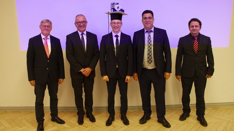 Foto: Promovend mit den Mitgliedern der Püfungskommission nach der Verteidigung