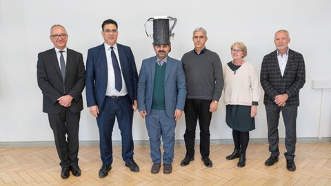 Foto: Promovend mit den Mitgliedern der Püfungskommission nach der Verteidigung