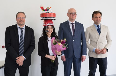 Foto: Promovend mit den Mitgliedern der Püfungskommission nach der Verteidigung