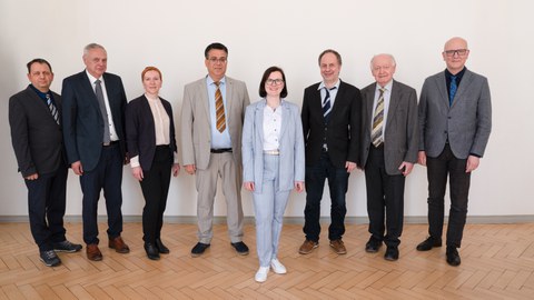 Dr. Cornelia Sennewald mit den Mitgliedern der Prüfungskommission