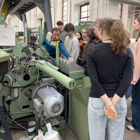 Demonstration of a weaving machine as part of the MINTEC workshop