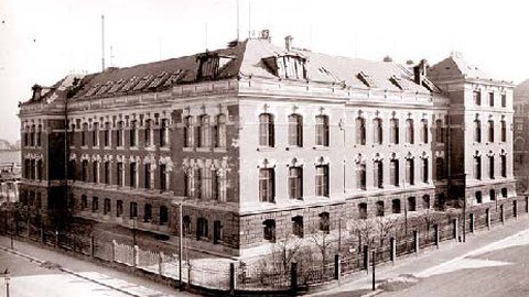 Der Zeuner-Bau Anfang des 20. Jahrhunderts: großes Hauptgebäude der Fakultät Maschinenwesen von Straßenecke aus fotografiert