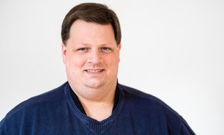 Das Portraitfoto zeigt Alexander Helsch, Studienberater für das Auslandsstudium an der Fakultät Maschinenwesen der TU Dresden.