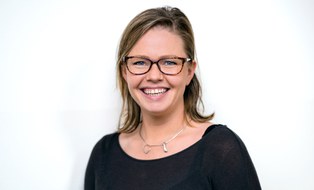 Porträtfoto von Frau Stephanie May