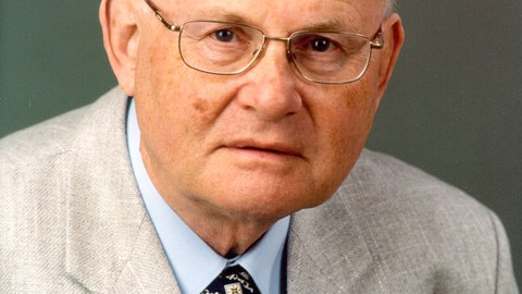 Farbiges Portraitfoto von Professor Franz Holzweißig.