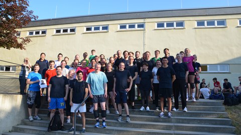 Foto: Teilnehmerinnen und Teilnehmer des Volleyball-Turniers der Mitarbeiterinnen und Mitarbeiter der Fakultät Maschinenwesen