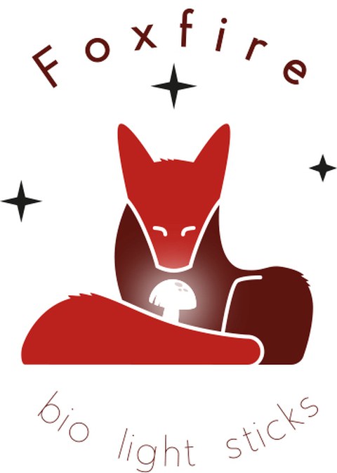 Das Logo von Foxlight zeigt einen Fuchs, der einen leuchtenden Pilz betrachtet. Über seinem Kopf steht Foxfire geschrieben und man sieht drei Sterne. Unter dem Fuchs steht bio light sticks.
