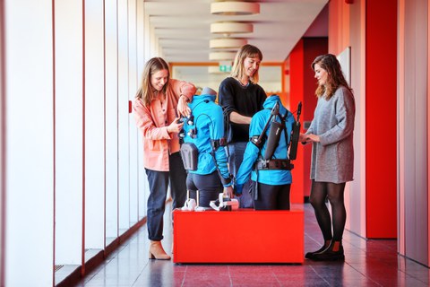 Von links: Lisa Lüneburg, Tina Bobbe, Emese Papp an zwei Exoskelett-Entwürfen.