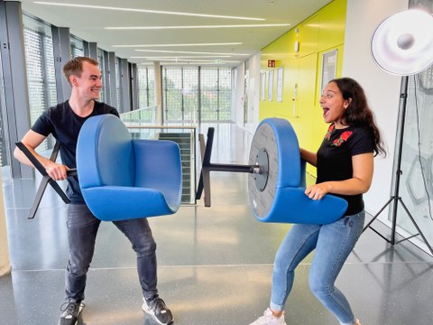 Auf dem Bild sind zwei Studierende des Bereiches Ingenieurwissenschaften der TU Dresden zu sehen