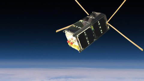 Künstlerische Darstellung des Satelliten SOMP2b beim Fliegen im Weltraum über Wolken