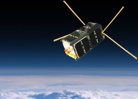 Künstlerische Darstellung des Satelliten SOMP2b beim Fliegen im Weltraum über Wolken