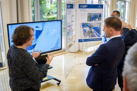 Auf dem Bild sind Personen zu sehen, die an der Kick off Veranstaltung zu 2nd Life teilgenommen haben