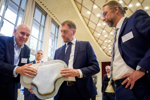 auf dem Bild ist der sächsische MP zu sehen