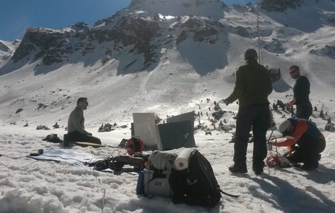 Forschende der TU Dresden bei Feldtests des Laser-Eisbohrers auf einem Gletscher in Österreich