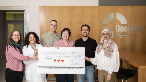 Vertreter der Professur bei der Spendenübergabe an die Klinik zusammen mit Prof. Mechthild Krause (Co-Direktorin der Klinik und Poliklinik für Strahlentherapie und Radioonkologie, 4. von links) und Dr. Chiara Valentini (Oberärztin im Bereich Kinderonkologie, 2. von links). 