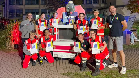 Gruppenfoto der Johanniter-Jugend, die zum Tag der Johanniter mit dem Modellfahrzeug im Einsatz waren.