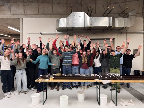 Gruppenfoto der Teilnehmenden des Knatterbootrennens 2025/2026 im Zeuner-Bau