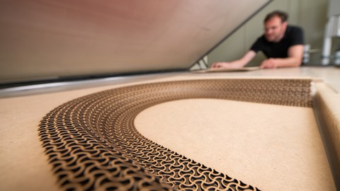 Blick in die Presse, in der das Holzwerkstoff verformt wird.
