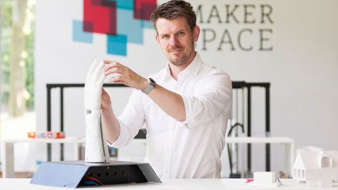 Juniorprofessor Jens Krzywinski steht an einer Handplastik im Makerspace der Sächsischen Landesbibliothek – Staats- und Universitätsbibliothek Dresden..