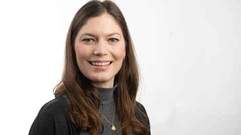 Anja Wagemans hat lange braune Haare und lächelt in die Kamera