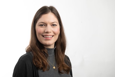 Anja Wagemans hat lange braune Haare und lächelt in die Kamera