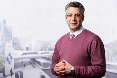 Foto von Professor Chokri Cherif vor dem Hintergrund einer virtuellen Stadtlandschaft 