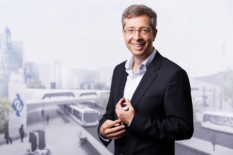 Foto von Professor Gianaurelio Cuniberti vor dem Hintergrund einer virtuellen Stadtlandschaft 