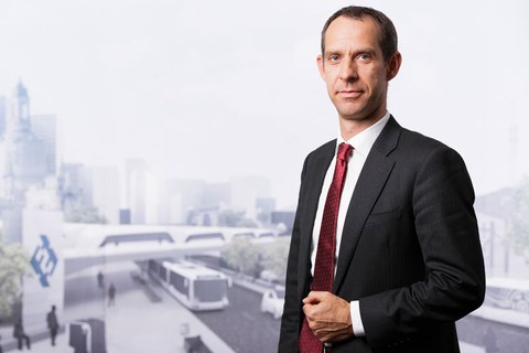 Foto von Professor Steffen Ihlenfeld vor dem Hintergrund einer virtuellen Stadtlandschaft