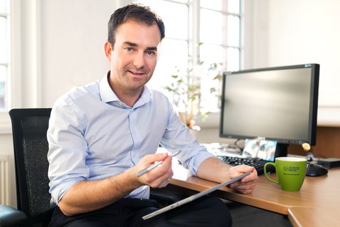 Foto von Professor Markus Kästner am Schreibtisch