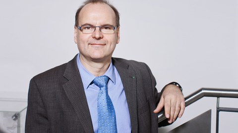Foto von Professor Alexander Michaelis in einem Treppenhaus der Fakultät Maschinenwesen 