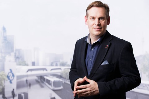 Foto von Professor Kornelius Nielsch vor dem Hintergrund einer virtuellen Stadtlandschaft
