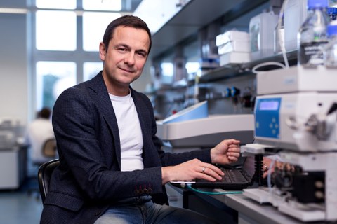 Foto von Prof. Thomas Walther in einem Labor