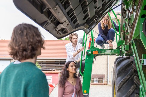 Auf dem Bild sind Studierende des Maschinenbaus an der TU Dresden zu sehen, die in einer Praxissituation im Allgemeinen und konstruktiven Maschinenbaus fotografiert worden