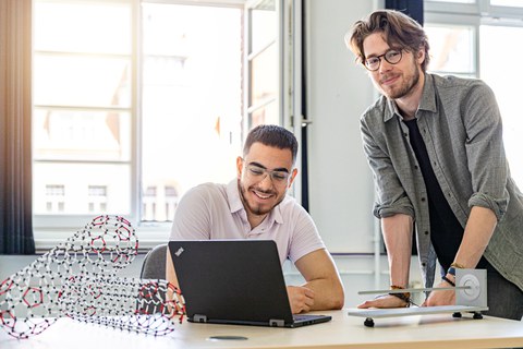 Auf dem Bild sind Studierende des Maschinenbaus an der TU Dresden zu sehen, die in einer Praxissituation den Simulationsmethoden des Maschinenbaus fotografiert worden